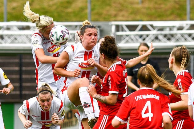 v.li.: Sharon Beck (Köln, 10) beim Kopfball, Kopfball, header, Zweikampf in der Luft, Aktion, Action, 03.06.2021, Köln (Deutschland), Fussball, 2. Frauen-Bundesliga Süd, 1. FC Köln - 1. FFC Niederkirchen, DFB DFL REGULATIONS PROHIBIT ANY USE OF PHOTOGRAPHS AS IMAGE SEQUENCES AND OR QUASI-VIDEO.