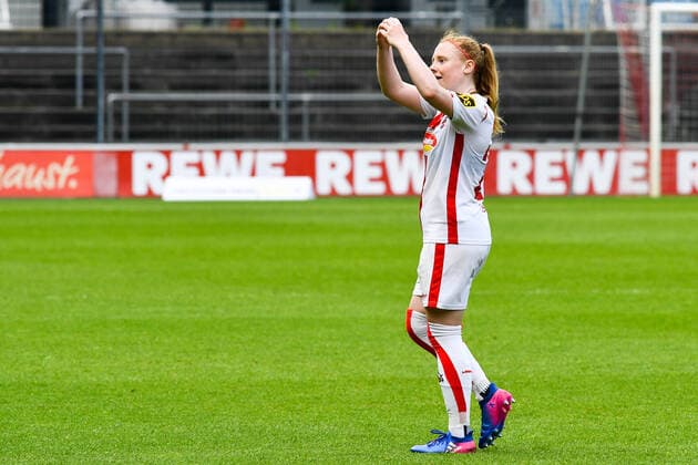 Amber Barett (Köln, 22) gibt Anweisungen, gestikuliert, mit den Armen gestikulieren, gives instructions, gesticulate, 03.06.2021, Köln (Deutschland), Fussball, 2. Frauen-Bundesliga Süd, 1. FC Köln - 1. FFC Niederkirchen, DFB DFL REGULATIONS PROHIBIT ANY USE OF PHOTOGRAPHS AS IMAGE SEQUENCES AND OR QUASI-VIDEO.