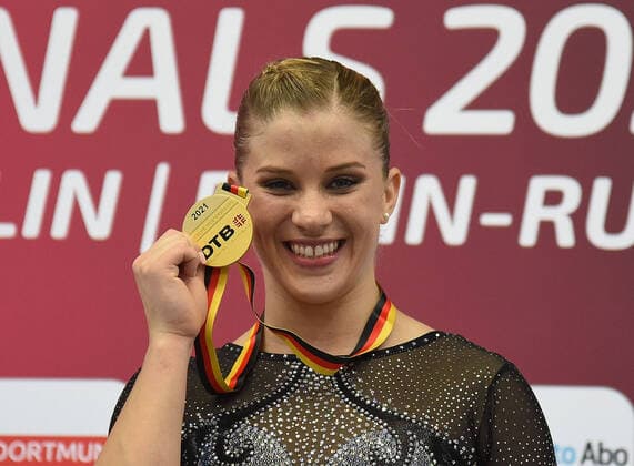 Bilder des Jahres 2021, Sport 06 Juni Sport Themen der Woche KW22 03.06.2021, xhbx, Turnen , Deutsche Meisterschaften Turnen 2021 emspor, v.l. Elisabeth Seitz (MTV Stuttgart) Siegerehrung (DFL DFB REGULATIONS PROHIBIT ANY USE OF PHOTOGRAPHS as IMAGE SEQUENCES and or QUASI-VIDEO) Dortmund *** 03 06 2021, xhbx, Gymnastics , German Championships Gymnastics 2021 emspor, v l Elisabeth Seitz MTV Stuttgart Award Ceremony DFL DFB REGULATIONS PROHIBIT ANY USE OF PHOTOGRAPHS as IMAGE SEQUENCES and or QUASI VIDEO Dortmund