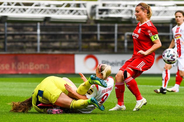 v.li.: Alina Kraus (Torwart FFC Niederkirchen, 21), Mandy Islacker (Köln, 8), Jasmin Mackert (FFC Niederkirchen, 12), Zweikampf, Duell, duel, tackle, tackling, Dynamik, Action, Aktion, 03.06.2021, Köln (Deutschland), Fussball, 2. Frauen-Bundesliga Süd, 1. FC Köln - 1. FFC Niederkirchen, DFB DFL REGULATIONS PROHIBIT ANY USE OF PHOTOGRAPHS AS IMAGE SEQUENCES AND OR QUASI-VIDEO.