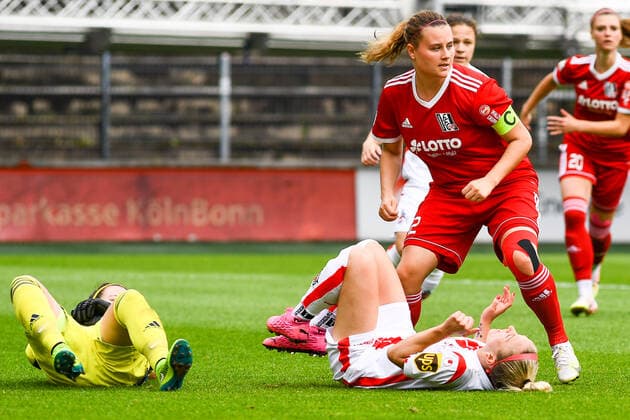 v.li.: Alina Kraus (Torwart FFC Niederkirchen, 21), Mandy Islacker (Köln, 8), Jasmin Mackert (FFC Niederkirchen, 12), Zweikampf, Duell, duel, tackle, tackling, Dynamik, Action, Aktion, 03.06.2021, Köln (Deutschland), Fussball, 2. Frauen-Bundesliga Süd, 1. FC Köln - 1. FFC Niederkirchen, DFB DFL REGULATIONS PROHIBIT ANY USE OF PHOTOGRAPHS AS IMAGE SEQUENCES AND OR QUASI-VIDEO.