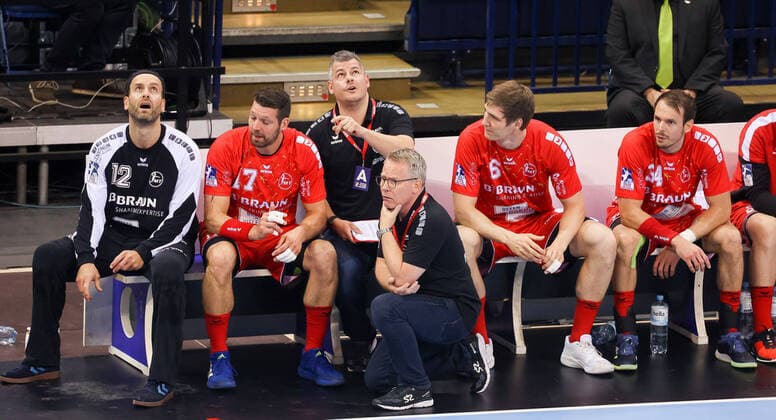 Melsungener Bank mit Silvio Heinevetter und Trainer Gudmundur Gudmundsson, MT Melsungen - TSV Hannover-Burgdorf, Handball Final-Four Halbfinale, 03.06.2021, MT Melsungen - TSV Hannover-Burgdorf, Handball Final-Four Halbfinale, 03.06.2021, Foto: Joerg Niebergall Eibner Pressefoto Hamburg Copyright: xJoergxNiebergall Eibner-Pressefox EP_JNL