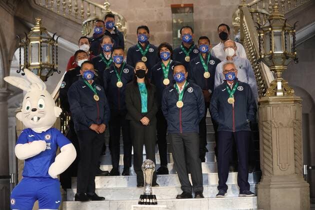 Several players and some members of the Cruz Azul Club coaching staff pose with the head of government of the Mexican capital, Claudia Sheinbaum (c), today, at the Government Palace from Mexico City, Mexico, 03 June 2021. The head of Government of Mexico City, Claudia Sheinbaum, received this Thursday the players and coaching staff of the Cruz Azul Club, a team that was proclaimed champion of the 2021 Guardians Tournament of Mexican football on May 30, in a tour of the facilities of the Government Palace of Mexico City. EFE Sashenka Gutierrez Mayor of Mexico City receives Cruz Azul, Mexican soccer champion !ACHTUNG: NUR REDAKTIONELLE NUTZUNG! Copyright: xSashenkaxGutierrezx MEX3511 20210603-637583502325805243