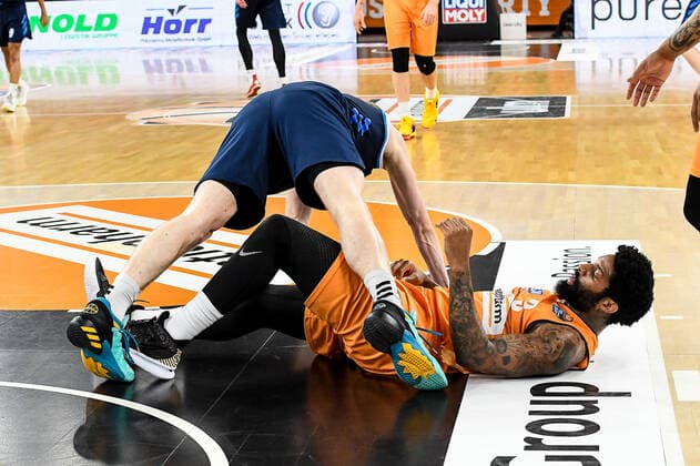 GER, BBL, Play-offs, ratiopharm ulm vs Alba Berlin 03.06.2021, ratiopharm arena, Neu-Ulm, GER, BBL, Play-offs, ratiopharm ulm vs Alba Berlin, im Bild Niels Giffey (Berlin, 5) stürtzt über Cameron Clark (Ulm, 3)