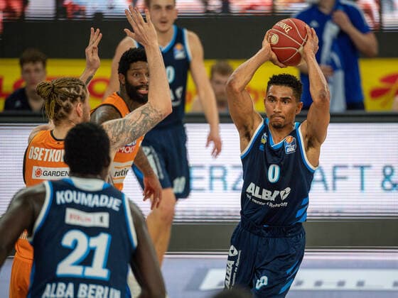 Maodo Lo (Alba Berlin, 00), Troy Caupain (Ratiopharm Ulm 23), Ratiopharm Ulm vs. Alba Berlin, Basketball, Playoffs, Spiel 3, Spielzeit 2020 2021, 03.06.2021, Ratiopharm Ulm vs. Alba Berlin, Basketball, Playoffs, Spiel 3, Spielzeit 2020 2021, 03.06.2021 Neu-Ulm Copyright: xEibner-Pressefoto SaschaxWaltherx EP_EER