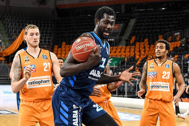 GER, BBL, Play-offs, ratiopharm ulm vs Alba Berlin 03.06.2021, ratiopharm arena, Neu-Ulm, GER, BBL, Play-offs, ratiopharm ulm vs Alba Berlin, im Bild Jean Marc Christ Koumadje (Berlin, 21) holt sich den Ball gegen Dylan Osetkowski (Ulm, 21), Troy Caupain (Ulm, 23) im Hintergrund