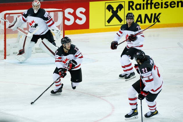03.06.2021, Riga, Olympic Sports Centre, Quarterfinal: Russia - Canada (2021 IIHF Ice hockey, Eishockey World Championship, WM, Weltmeisterschaft , 17 Justin Danforth (Canada) looking for the right pass Riga Riga Latvia Copyright: xJustPictures.ch JarixPestelaccix