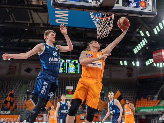 Ben Lammers (Alba Berlin, 50), Dylan Osetkowski (Ratiopharm Ulm 21), Ratiopharm Ulm vs. Alba Berlin, Basketball, Playoffs, Spiel 3, Spielzeit 2020 2021, 03.06.2021, Ratiopharm Ulm vs. Alba Berlin, Basketball, Playoffs, Spiel 3, Spielzeit 2020 2021, 03.06.2021 Neu-Ulm Copyright: xEibner-Pressefoto SaschaxWaltherx EP_EER