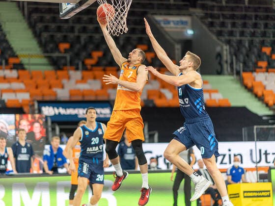 John Petrucelli (Ratiopharm Ulm 07), Tim Schneider (Alba Berlin, 10), Ratiopharm Ulm vs. Alba Berlin, Basketball, Playoffs, Spiel 3, Spielzeit 2020 2021, 03.06.2021, Ratiopharm Ulm vs. Alba Berlin, Basketball, Playoffs, Spiel 3, Spielzeit 2020 2021, 03.06.2021 Neu-Ulm Copyright: xEibner-Pressefoto SaschaxWaltherx EP_EER