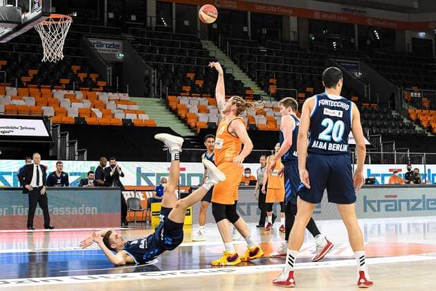 GER, BBL, Play-offs, ratiopharm ulm vs Alba Berlin 03.06.2021, ratiopharm arena, Neu-Ulm, GER, BBL, Play-offs, ratiopharm ulm vs Alba Berlin, im Bild Dylan Osetkowski (Ulm, 21) mit einem Offensivfoul gegen Tim Schneider (Berlin, 10), Simone Fontecchio (Berlin, 20)