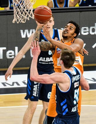 GER, BBL, Play-offs, ratiopharm ulm vs Alba Berlin 03.06.2021, ratiopharm arena, Neu-Ulm, GER, BBL, Play-offs, ratiopharm ulm vs Alba Berlin, im Bild Troy Caupain (Ulm, 23) geht erfolgreich zum Korb und setzt sich gegen Malte Delow (Berlin, 6) und Ben Lammers (Berlin, 50) durch