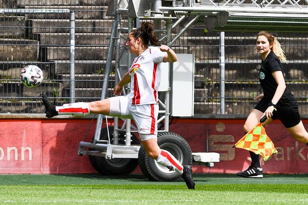v.li.: Karoline Kohr (Köln, 13) am Ball, Spielszene, Freisteller, Ganzkörper, Einzelbild, Aktion, Action, 03.06.2021, Köln (Deutschland), Fussball, 2. Frauen-Bundesliga Süd, 1. FC Köln - 1. FFC Niederkirchen, DFB DFL REGULATIONS PROHIBIT ANY USE OF PHOTOGRAPHS AS IMAGE SEQUENCES AND OR QUASI-VIDEO.