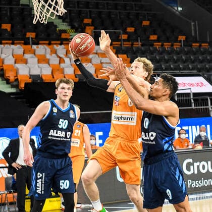 GER, BBL, Play-offs, ratiopharm ulm vs Alba Berlin 03.06.2021, ratiopharm arena, Neu-Ulm, GER, BBL, Play-offs, ratiopharm ulm vs Alba Berlin, im Bild Ben Lammers (Berlin, 50), Per Günther Guenther (Ulm, 6) setzt sich gegen Maodo Lo (Berlin, 0) durch