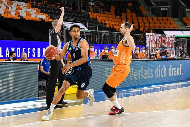 GER, BBL, Play-offs, ratiopharm ulm vs Alba Berlin 03.06.2021, ratiopharm arena, Neu-Ulm, GER, BBL, Play-offs, ratiopharm ulm vs Alba Berlin, im Bild Maodo Lo (Berlin, 0), John Petrucelli (Ulm, 7)