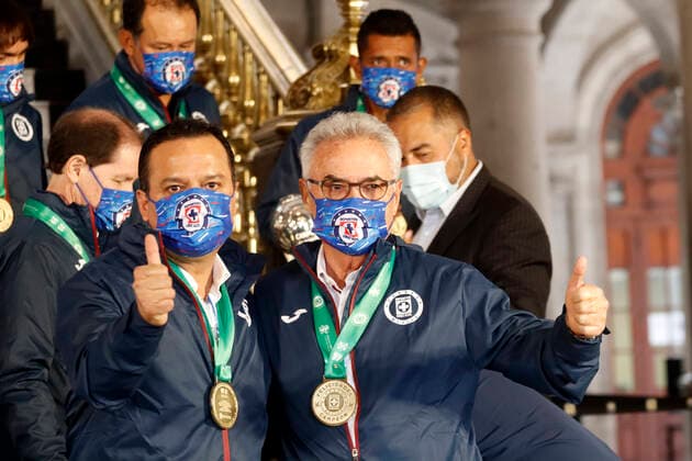 The Mexico™s Mayor Meet With Cruz Azul MEXICO CITY, MEXICO - JUNE 3: Alvaro Davila, Jaime Ordiales, Victor Manuel Velazque pose for photos holding the Cup of Mexican Football League during a meet with Mayor Claudia Sheinbaum at town hall on June 3, 2021 in Mexico City, Mexico. Copyright: xLuisxBarronx EYEPIXGROUP_LB_03062021_8189
