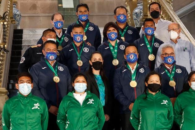 The Mexico™s Mayor Meet With Cruz Azul MEXICO CITY, MEXICO - JUNE 3: The head of the Mexico City Government, Claudia Sheinbaum poses for photos with Alvaro Davila, Jaime Ordiales, Victor Manuel Velazquez, Juan Reynoso, Elias Hernandez, Julio Cesar Dominguez and Jose Joaquin Martinez during a meet to recognition to Cruz Azul team who are the Champions of Mexican football league at town hall on June 3, 2021 in Mexico City, Mexico. Copyright: xLuisxBarronx EYEPIXGROUP_LB_03062021_8183
