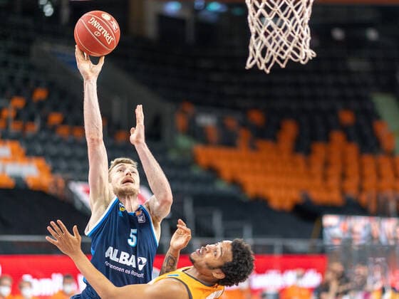 Nils Giffey (Alba Berlin, 05), Troy Caupain (Ratiopharm Ulm 23), Ratiopharm Ulm vs. Alba Berlin, Basketball, Playoffs, Spiel 3, Spielzeit 2020 2021, 03.06.2021, Ratiopharm Ulm vs. Alba Berlin, Basketball, Playoffs, Spiel 3, Spielzeit 2020 2021, 03.06.2021 Neu-Ulm Copyright: xEibner-Pressefoto SaschaxWaltherx EP_EER