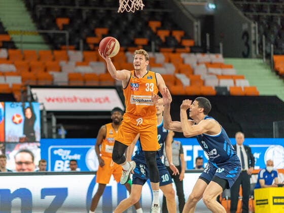 Patrick Heckmann (Ratiopharm Ulm 33), Simone Fontecchio (Alba Berlin, 20), Tim Schneider (Alba Berlin, 10), Ratiopharm Ulm vs. Alba Berlin, Basketball, Playoffs, Spiel 3, Spielzeit 2020 2021, 03.06.2021, Ratiopharm Ulm vs. Alba Berlin, Basketball, Playoffs, Spiel 3, Spielzeit 2020 2021, 03.06.2021 Neu-Ulm Copyright: xEibner-Pressefoto SaschaxWaltherx EP_EER