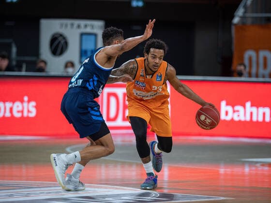 Maodo Lo (Alba Berlin, 00), Troy Caupain (Ratiopharm Ulm 23), Ratiopharm Ulm vs. Alba Berlin, Basketball, Playoffs, Spiel 3, Spielzeit 2020 2021, 03.06.2021, Ratiopharm Ulm vs. Alba Berlin, Basketball, Playoffs, Spiel 3, Spielzeit 2020 2021, 03.06.2021 Neu-Ulm Copyright: xEibner-Pressefoto SaschaxWaltherx EP_EER