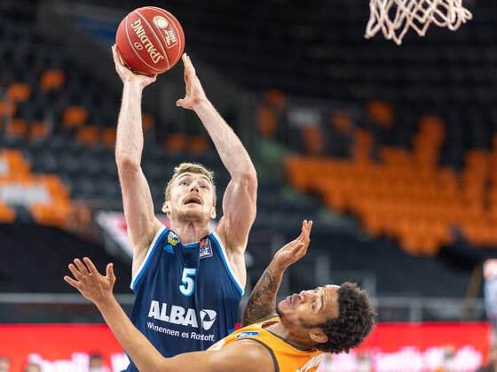 Nils Giffey (Alba Berlin, 05), Troy Caupain (Ratiopharm Ulm 23), Ratiopharm Ulm vs. Alba Berlin, Basketball, Playoffs, Spiel 3, Spielzeit 2020 2021, 03.06.2021, Ratiopharm Ulm vs. Alba Berlin, Basketball, Playoffs, Spiel 3, Spielzeit 2020 2021, 03.06.2021 Neu-Ulm Copyright: xEibner-Pressefoto SaschaxWaltherx EP_EER