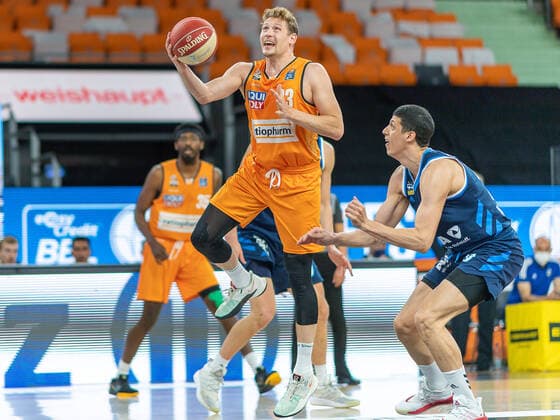 Patrick Heckmann (Ratiopharm Ulm 33), Simone Fontecchio (Alba Berlin, 20), Tim Schneider (Alba Berlin, 10), Ratiopharm Ulm vs. Alba Berlin, Basketball, Playoffs, Spiel 3, Spielzeit 2020 2021, 03.06.2021, Ratiopharm Ulm vs. Alba Berlin, Basketball, Playoffs, Spiel 3, Spielzeit 2020 2021, 03.06.2021 Neu-Ulm Copyright: xEibner-Pressefoto SaschaxWaltherx EP_EER