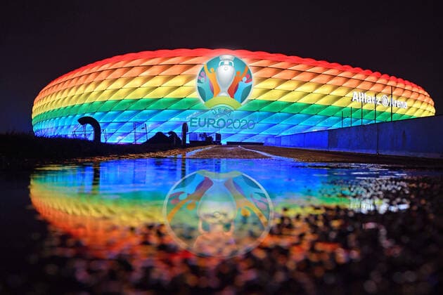 UEFA EURO, EM, Europameisterschaft,Fussball 2020 in Muenchen mit Zuschauer! Archivfoto:. FOTOMONTAGE: Bleibt Muenchen EM Gastgeber? Die Europaeische Fussball-Union hat den Druck auf den deutschen EM-Standort Muenchen erhoeht und eine Frist fuer eine Zuschauer-Garantie gesetzt. Am heutigen 23.04. will die Uefa entscheiden, ob Muenchen Spielort fuer drei Vorrundenspiele und ein Viertelfinale beiben wird, Archivfoto: Die Allianz Arena leuchtet in den Regenbogenfarben als Zeichen fuer Toleranz und gegen Diskriminierung. Uebersicht,Aussenaufnahme. Fussball 1. Bundesliga Saison 2020 2021,19.Spieltag,Spieltag19, FC Bayern Muenchen-TSG 1899 Hoffenheim 4-1 am 30.01.2021 ALLIANZ ARENA. Ã‚Â