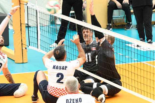 Impressionen Tag 4 - Kanada-Kroatien Tokio Qualifikation Sitzvolleyball Duisburg 2021 Tag 4 - Kanada-Kroatien Tokio Qualifikation Sitzvolleyball Duisburg 2021 Vom 01. bis zum 05. Juni 2021 kämpfen sechs internationale Sitzvolleyball-Nationalmannschaften um die Qualifikation für die Paralympics 2021 in Tokio. Nur der Sieger des Turniers bekommt eine Startberechtigung. Duisburg Sportschule Duisburg Wedau Nordrhein-Westfalen Deutschland