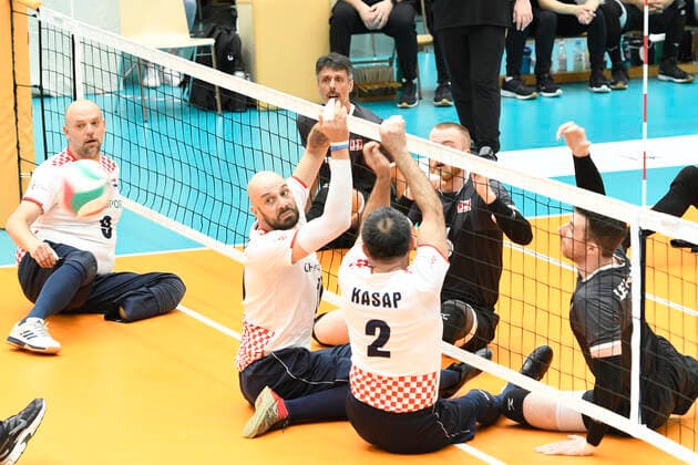 Impressionen Tag 4 - Kanada-Kroatien Tokio Qualifikation Sitzvolleyball Duisburg 2021 Tag 4 - Kanada-Kroatien Tokio Qualifikation Sitzvolleyball Duisburg 2021 Vom 01. bis zum 05. Juni 2021 kämpfen sechs internationale Sitzvolleyball-Nationalmannschaften um die Qualifikation für die Paralympics 2021 in Tokio. Nur der Sieger des Turniers bekommt eine Startberechtigung. Duisburg Sportschule Duisburg Wedau Nordrhein-Westfalen Deutschland
