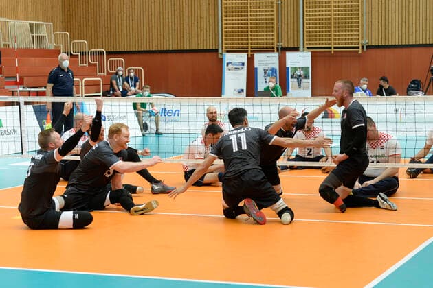 Impressionen Tag 4 - Kanada-Kroatien Tokio Qualifikation Sitzvolleyball Duisburg 2021 Tag 4 - Kanada-Kroatien Tokio Qualifikation Sitzvolleyball Duisburg 2021 Vom 01. bis zum 05. Juni 2021 kämpfen sechs internationale Sitzvolleyball-Nationalmannschaften um die Qualifikation für die Paralympics 2021 in Tokio. Nur der Sieger des Turniers bekommt eine Startberechtigung. Duisburg Sportschule Duisburg Wedau Nordrhein-Westfalen Deutschland