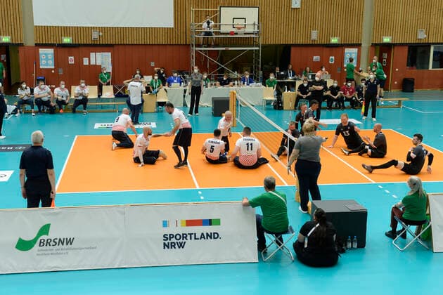 Impressionen Tag 4 - Kanada-Kroatien Tokio Qualifikation Sitzvolleyball Duisburg 2021 Tag 4 - Kanada-Kroatien Tokio Qualifikation Sitzvolleyball Duisburg 2021 Vom 01. bis zum 05. Juni 2021 kämpfen sechs internationale Sitzvolleyball-Nationalmannschaften um die Qualifikation für die Paralympics 2021 in Tokio. Nur der Sieger des Turniers bekommt eine Startberechtigung. Duisburg Sportschule Duisburg Wedau Nordrhein-Westfalen Deutschland