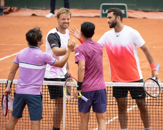 Gegner gratulieren Kevin Krawietz Horia Tecau zum Sieg, Freude, Emotion, Herren Doppel Tennis - French Open 2021 - Grand Slam - Roland Garros - Paris - - France - 4 June 2021. Copyright: xJuergenxHasenkopfx