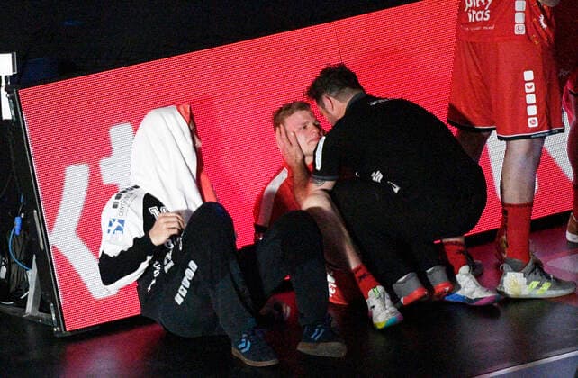 Trost von Lemgo-Trainer Florian Kehrmann für Timo Kastening (MT Melsungen, 73), daneben Silvio Heinevetter (MT Melsungen, 12), Handball, Männer, TBV Lemgo vs MT Melsungen, REWE-Final4-Finale, Nachholtermin Saison 2019 2020, 04.06.21 Hamburg Barclaycard Arena Hamburg Germany