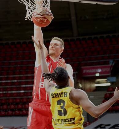Bayerns 43 Leon RADOSEVIC vs Ludwigsburgs 3 SMITH. Basketball, Bayern - Ludwigsburg, BBL-Playoff, Halbfinale, 4.Spiel, Saison 2020-2021, am 4.6.2021 in Muenchen, A U D I D O M E, Deutschland. Quelle Copyright Credit : Oryk HAIST