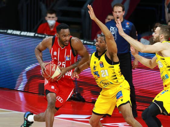 25 JaJuan Johnson (FCBB) rot, gegen 21 Darden Termmell, 18 Jonas Wohlfart-Bottermann (Ludwigsburg) Basketball, 1. Bundesliga, BBL, Playoff, Spiel 4, FC Bayern München - MHP Riesen Ludwigsburg im Audi Dome am 04.06.2021 FOTO: Mladen Lackovic LakoPress