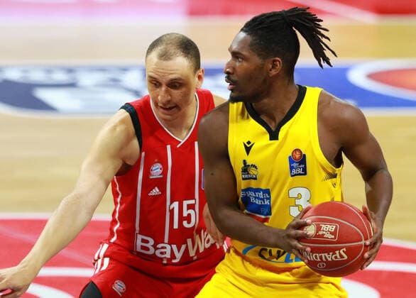 15 Robin Amaize (FCBB) rot, gegen 3 Jaalen Smith (Ludwigsburg) Basketball, 1. Bundesliga, BBL, Playoff, Spiel 4, FC Bayern München - MHP Riesen Ludwigsburg im Audi Dome am 04.06.2021 FOTO: Mladen Lackovic LakoPress