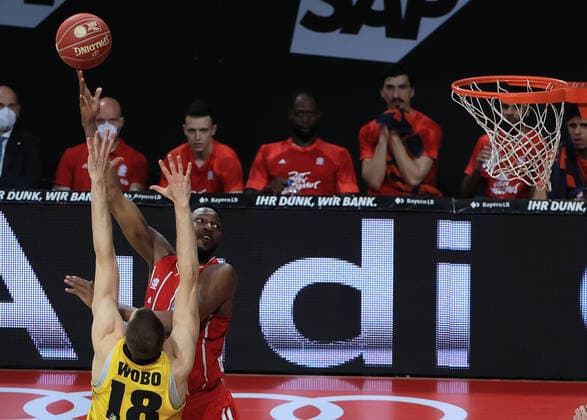 04.06.2021, BBL Play off, FCB Basketball vs Ludwigsburg, Audi Dome Muenchen , im Bild: JaJuan Johnson (FCB Basketball) vs Jonas Wohlfahrt -Bottermann (Ludwigsburg Riesen)
