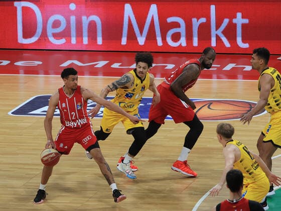 04.06.2021, BBL Play off, FCB Basketball vs Ludwigsburg, Audi Dome Muenchen , im Bild: Wade Baldwin (FCB Basketball), Jonah Radebaugh (Ludwigsburg Riesen), James Gist (FCB Basketball), Lukas Herzog (Ludwigsburg Riesen) und Oscar da Silva (Ludwigsburg Riesen)