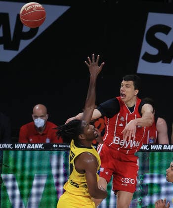 04.06.2021, BBL Play off, FCB Basketball vs Ludwigsburg, Audi Dome Muenchen , im Bild: Jalen Smith (Ludwigsburg Riesen) vs Vladimir Lucic (FCB Basketball)
