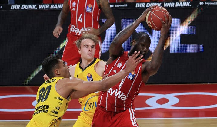 04.06.2021, BBL Play off, FCB Basketball vs Ludwigsburg, Audi Dome Muenchen , im Bild: Oscar da Silva (Ludwigsburg Riesen), Lukas Herzog (Ludwigsburg Riesen) vs James Gist (FCB Basketball)