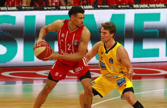 2 Wade Baldwin (FCBB) rot, gegen 1 Jordan Hulls (Ludwigsburg) Basketball, 1. Bundesliga, BBL, Playoff, Spiel 4, FC Bayern München - MHP Riesen Ludwigsburg im Audi Dome am 04.06.2021 FOTO: Mladen Lackovic LakoPress