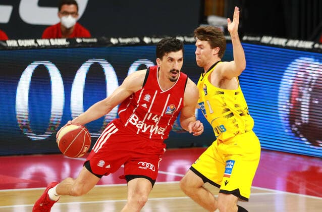 14 Nihad Djedovic (FCBB) rot, gegen 1 Jordan Hulls (Ludwigsburg) Basketball, 1. Bundesliga, BBL, Playoff, Spiel 4, FC Bayern München - MHP Riesen Ludwigsburg im Audi Dome am 04.06.2021 FOTO: Mladen Lackovic LakoPress