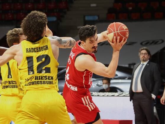Bayerns 14 Nihad DJEDOVIC. Basketball, Bayern - Ludwigsburg, BBL-Playoff, Halbfinale, 4.Spiel, Saison 2020-2021, am 4.6.2021 in Muenchen, A U D I D O M E, Deutschland. Quelle Copyright Credit : Oryk HAIST