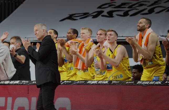 Beifall von der Bank mit Ludwigsburgs Trainer John PATRICK , links. Basketball, Bayern - Ludwigsburg, BBL-Playoff, Halbfinale, 4.Spiel, Saison 2020-2021, am 4.6.2021 in Muenchen, A U D I D O M E, Deutschland. Quelle Copyright Credit : Oryk HAIST
