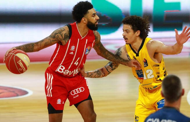 4 Dennis Jerome Seeley, mit Ball (FCBB) rot, gegen 12 Jonah Radebaugh, (Ludwigsburg) Basketball, 1. Bundesliga, BBL, Playoff, Spiel 4, FC Bayern München - MHP Riesen Ludwigsburg im Audi Dome am 04.06.2021 FOTO: Mladen Lackovic LakoPress