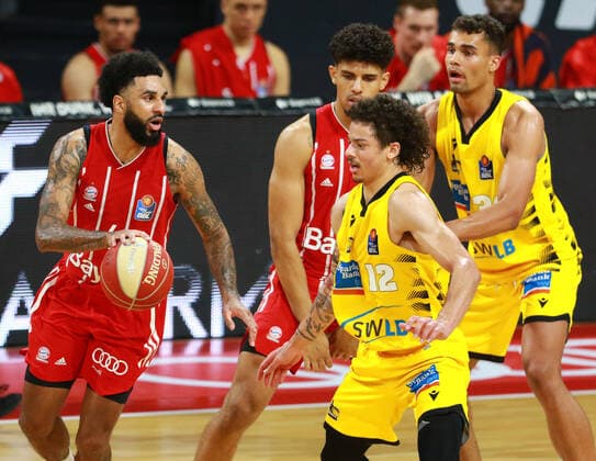 4 Dennis Jerome Seeley, mit Ball und 44 Sasha Grant (FCBB) rot, gegen 12 Jonah Radebaugh, 30 Oscar Da Silva (Ludwigsburg) Basketball, 1. Bundesliga, BBL, Playoff, Spiel 4, FC Bayern München - MHP Riesen Ludwigsburg im Audi Dome am 04.06.2021 FOTO: Mladen Lackovic LakoPress