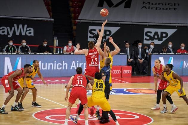Basketball, BBL, 20210604, FC Bayern München - MHP RIESEN Ludwigsburg. Im Bild Leon RADOSEVIC (FC Bayern München, 43) unf Jonas WOHLFARTH-BOTTERMANN (MHP Riesen Ludwigsburg, 18) Tip Off. München Audi Dome Bayern Deutschland Copyright: Passion2Press MarkusxFischerx