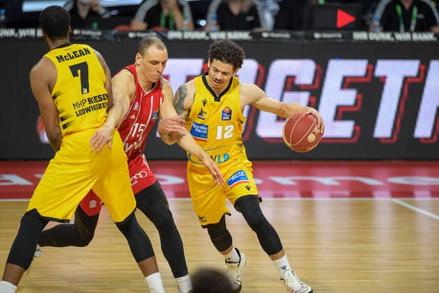 Basketball, BBL, 20210604, FC Bayern München - MHP RIESEN Ludwigsburg. Im Bild Jamel MCLEAN (MHP Riesen Ludwigsburg, 7), Robin AMAIZE (FC Bayern München, 15) und Jonah RADEBAUGH (MHP Riesen Ludwigsburg, 12). München Audi Dome Bayern Deutschland Copyright: Passion2Press MarkusxFischerx