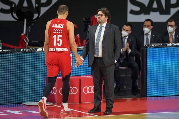 Basketball, BBL, 20210604, FC Bayern München - MHP RIESEN Ludwigsburg. Im Bild Robin AMAIZE (FC Bayern München, 15) und Head Coach des FC Bayern München Andrea TRINCHIERI klatschen nach Auswechslung ab. München Audi Dome Bayern Deutschland Copyright: Passion2Press MarkusxFischerx