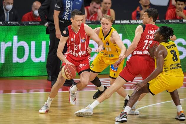 Basketball, BBL, 20210604, FC Bayern München - MHP RIESEN Ludwigsburg. Im Bild Zan Mark SISKO (FC Bayern München, 31) und Lukas HERZOG (MHP Riesen Ludwigsburg, 11). München Audi Dome Bayern Deutschland Copyright: Passion2Press MarkusxFischerx
