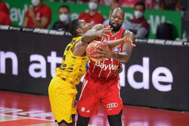 Basketball, BBL, 20210604, FC Bayern München - MHP RIESEN Ludwigsburg. Im Bild Jaleen SMITH (MHP Riesen Ludwigsburg, 3) Foul an James GIST III (FC Bayern München, 21). München Audi Dome Bayern Deutschland Copyright: Passion2Press MarkusxFischerx